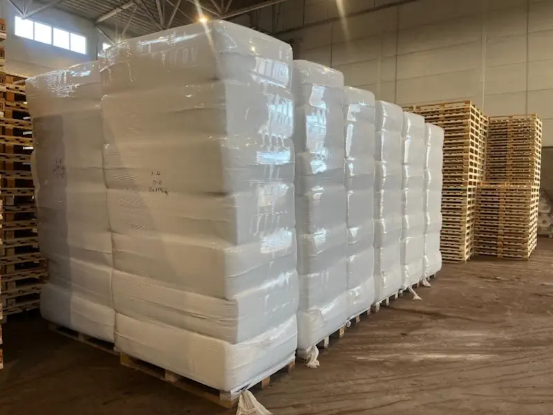 Small bales, 225 – 300 liters placed on the pallets